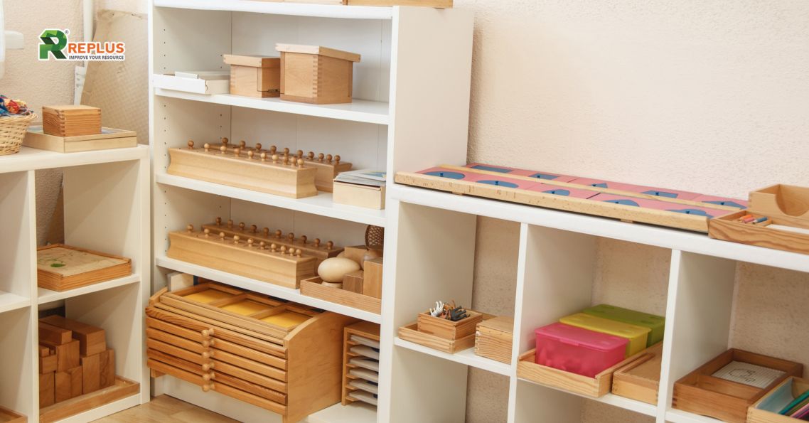 6+ kiểu kệ trang trí góc tường biến nơi nhỏ thành điểm nhấn nghệ thuật 8 Trang trí với kệ không cánh