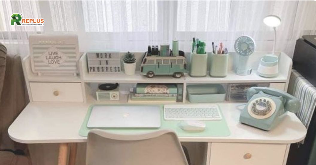 trang trí bàn bằng kệ treo tường