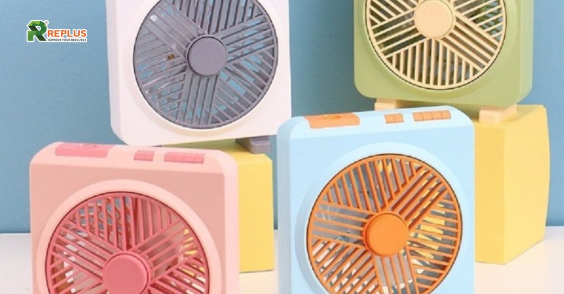 Decor bàn làm việc đẹp với quạt mini để bàn