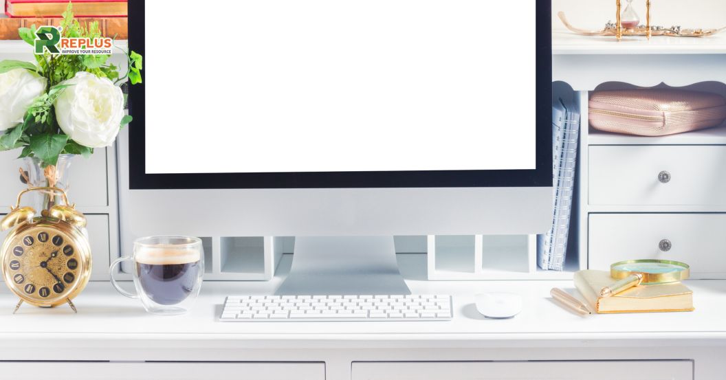 trang trí góc làm việc với hoa tươi