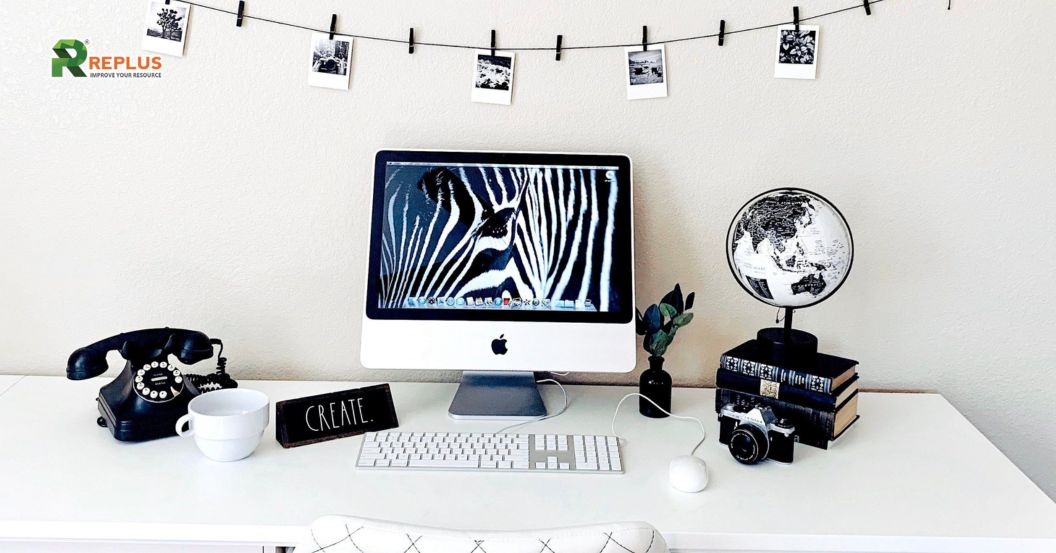 trang trí góc làm việc với khung ảnh để bàn