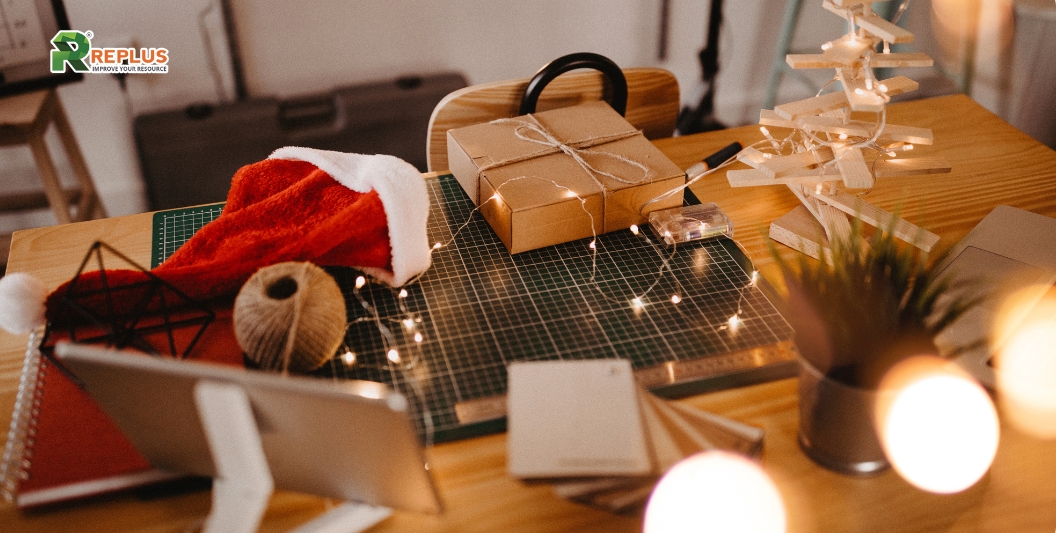 25+ Tips trang trí Noel văn phòng ghi đậm dấu ấn lễ hội 5 Trang trí bàn làm việc