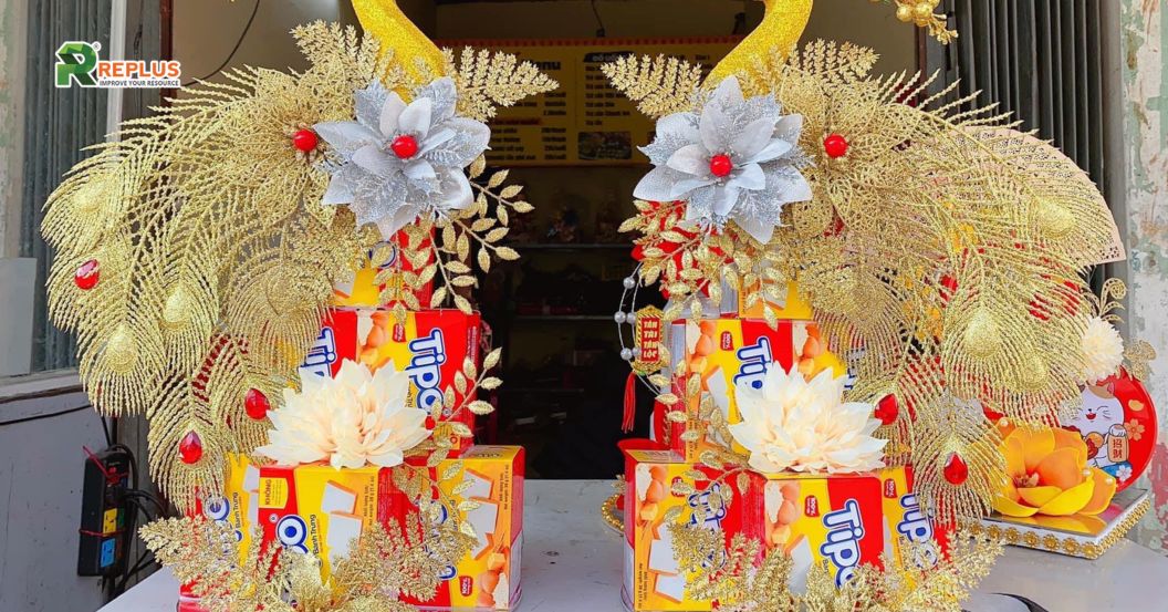 Gợi ý 10+ món đồ trang trí Tết tạo sắc xuân rực rỡ năm 2025 4 Đồ trang trí Tết truyền thống bằng tháp bánh tự thiết kế