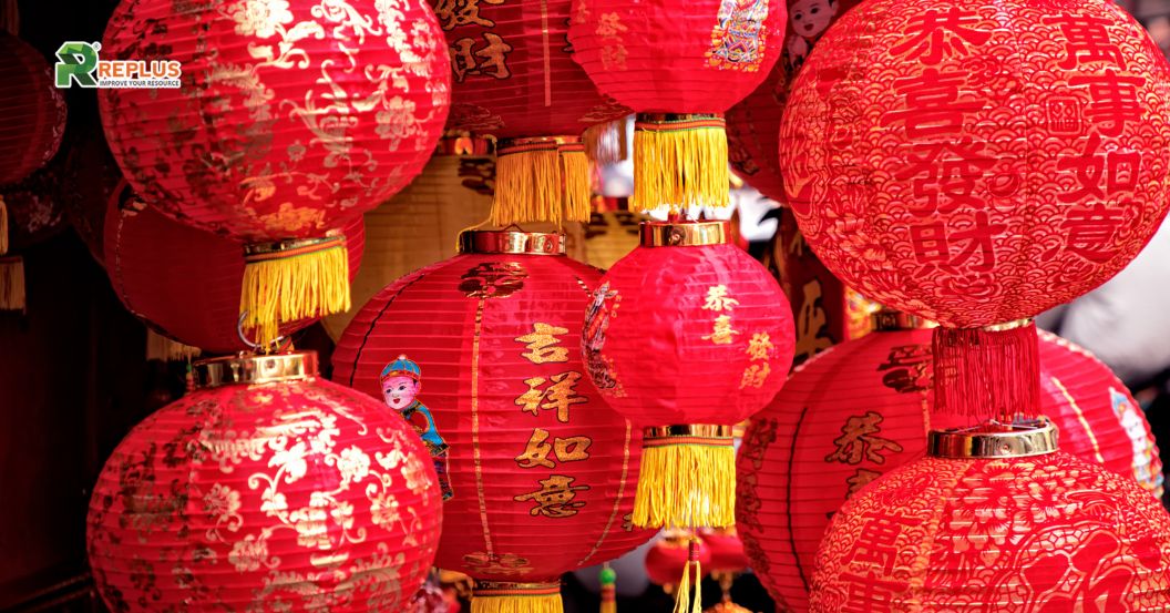 Gợi ý 10+ món đồ trang trí Tết tạo sắc xuân rực rỡ năm 2025 5 Bộ Trang trí Tết bằng cặp đèn lồng trước nhà