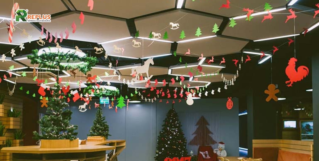 25+ Tips trang trí Noel văn phòng ghi đậm dấu ấn lễ hội 6 Trang trí trần nhà Giáng Sinh