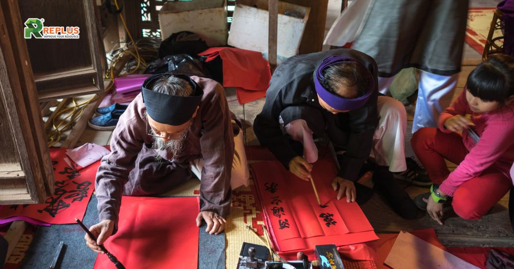 Gợi ý 10+ món đồ trang trí Tết tạo sắc xuân rực rỡ năm 2025 6 Trang trí Tết bằng bức tranh thư pháp