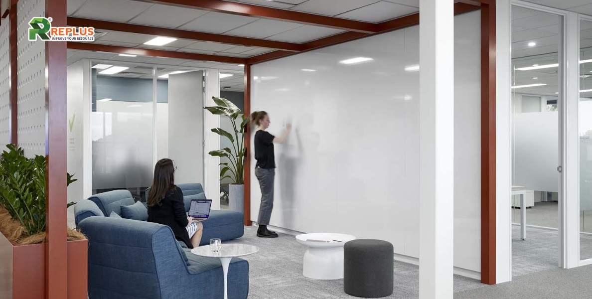 Mách bạn 30+ cách trang trí phòng làm việc tạo hiệu suất cao 16 Tận dụng bảng văn phòng để ghi chú và kế hoạch