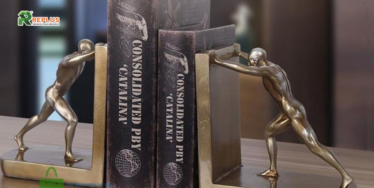 Mách bạn 30+ cách trang trí phòng làm việc tạo hiệu suất cao 17 Sử dụng chặn sách để tạo điểm nhấn sáng tạo