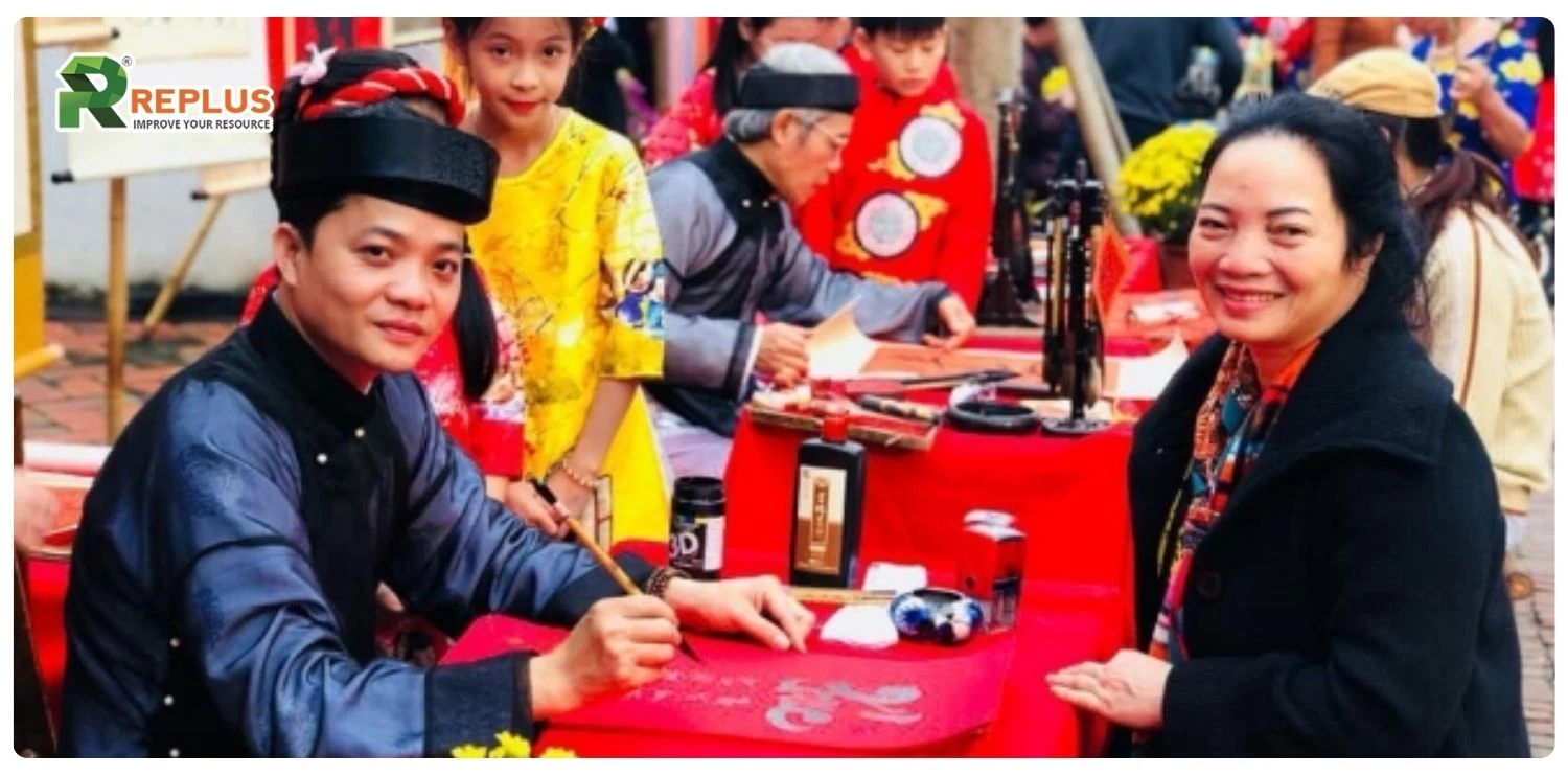 Truyền thống viết câu đối Tết | Lời chúc đầu xuân may mắn 2 viết câu đối Tết