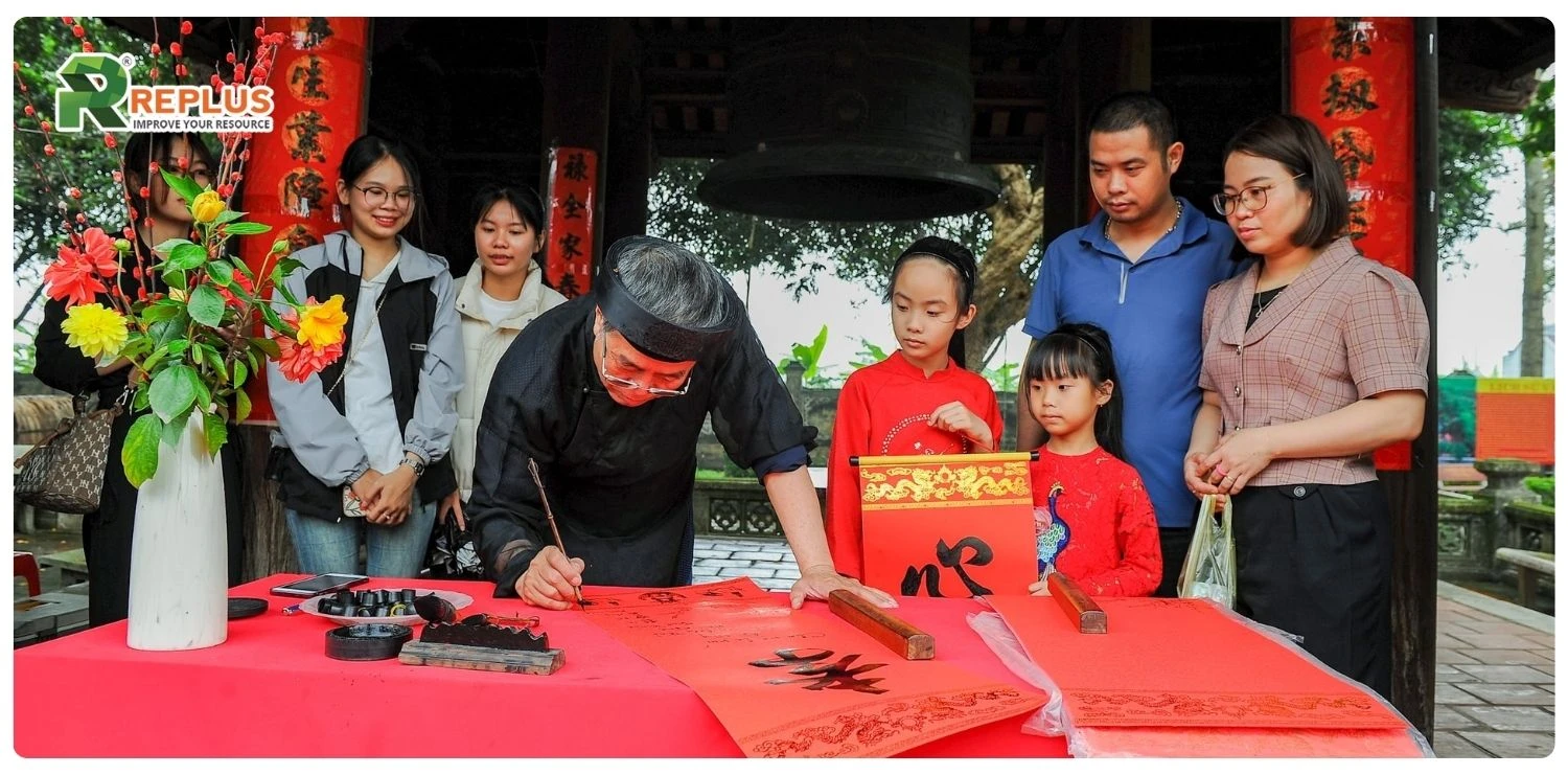 Truyền thống viết câu đối Tết | Lời chúc đầu xuân may mắn 3 viết câu đối Tết