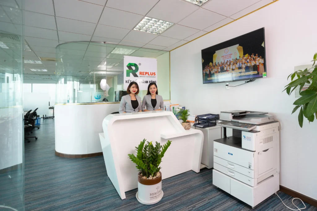 Lễ tân Replus tiếp nhận thư từ cho doanh nghiệp thuê văn phòng ảo Quận 1