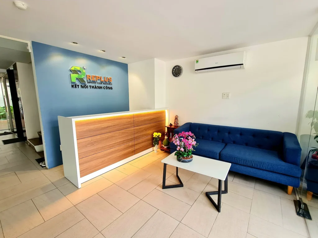 Quầy lễ tân và sofa tiếp khách tại Replus 1073/63B Cách Mạng Tháng 8, phường Tân Sơn Nhất