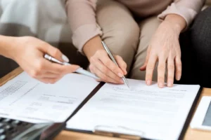 Sau khi ký hợp đồng thuê văn phòng cần làm gì? Checklist từ bàn giao đến vận hành 4 Nên phân công các bộ phận như thế nào để không bỏ sót công việc