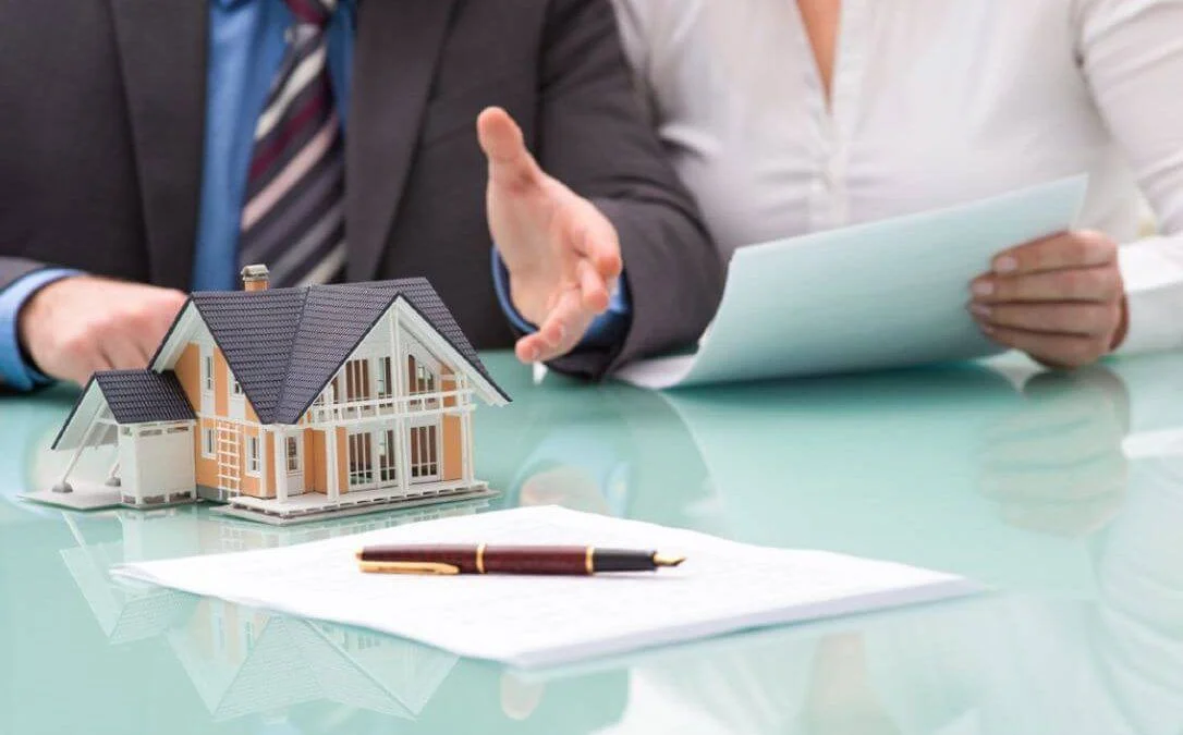 Mẫu hợp đồng thuê nhà trọ mới nhất, đầy đủ và dễ dùng 1 Chủ nhà và người thuê trao đổi trước khi ký hợp đồng thuê nhà trọ
