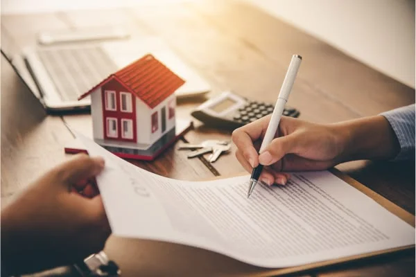 Mẫu hợp đồng thuê nhà trọ mới nhất, đầy đủ và dễ dùng 2 Người thuê ký hợp đồng thuê nhà trọ bên mô hình nhà và chìa khóa