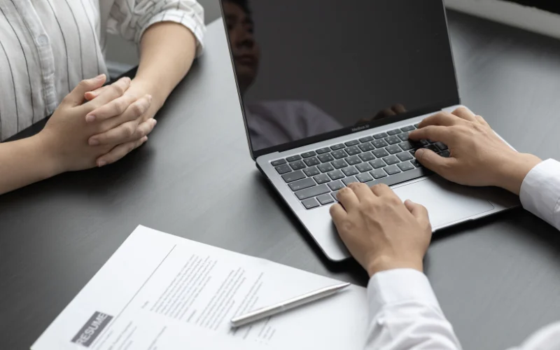 Intern là gì? Công việc, kỹ năng và những điều cần biết khi thực tập 5 Ứng tuyển và chuẩn bị phỏng vấn