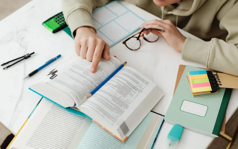 Junior là gì? Tìm hiểu cấp bậc, công việc và lộ trình phát triển sự nghiệp 3 Junior cần kiến thức và kỹ năng chuyên môn
