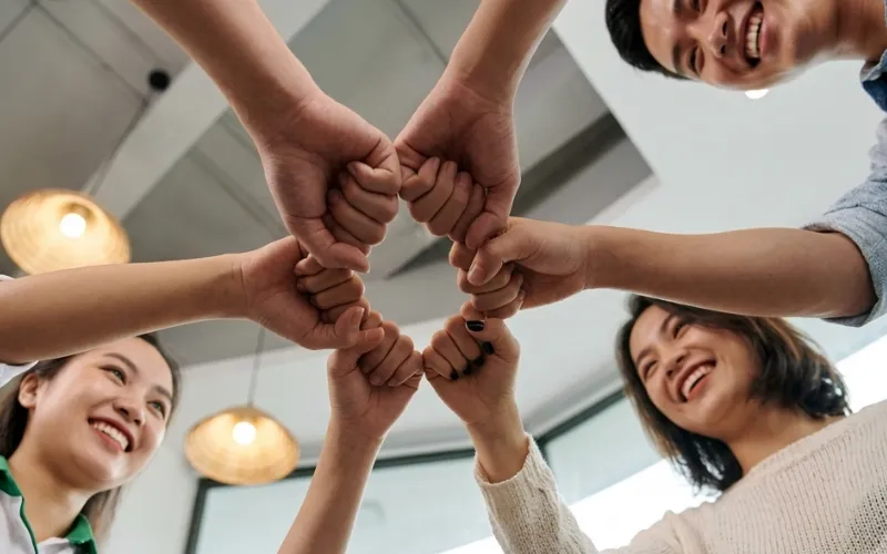 Làm việc nhóm là gì? Kỹ năng cần có và nguyên tắc làm việc nhóm hiệu quả 3 Hợp tác và hỗ trợ đồng nghiệp
