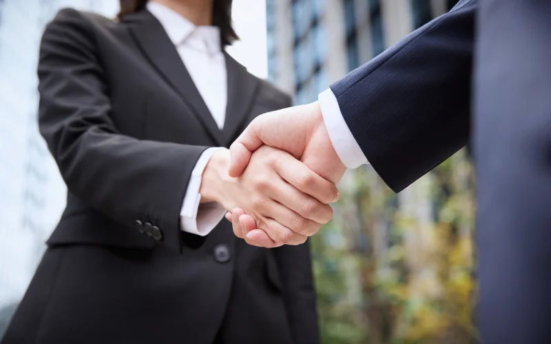 Staff là gì? Tìm hiểu ý nghĩa, công việc và các vị trí Staff phổ biến trong doanh nghiệp 2 Staff trong lĩnh vực văn phòng và kinh doanh