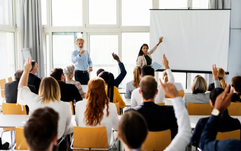 Staff là gì? Tìm hiểu ý nghĩa, công việc và các vị trí Staff phổ biến trong doanh nghiệp 3 Staff trong lĩnh vực giáo dục, y tế và giải trí